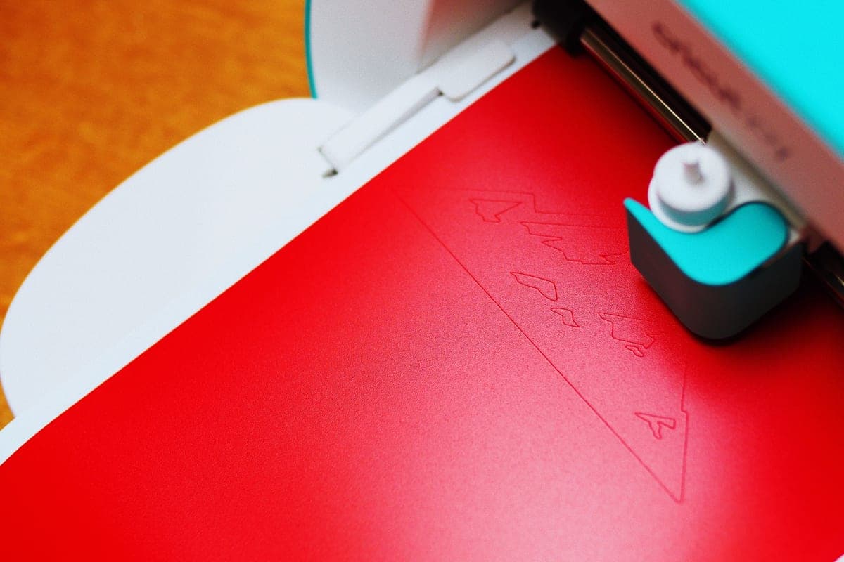 A vinyl cutting plotter being used to cut sign lettering